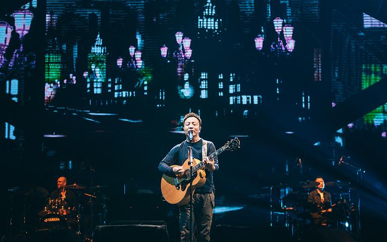 奋力跳到音响上唱歌,这大概是许巍这几年最燃的一次现场了!