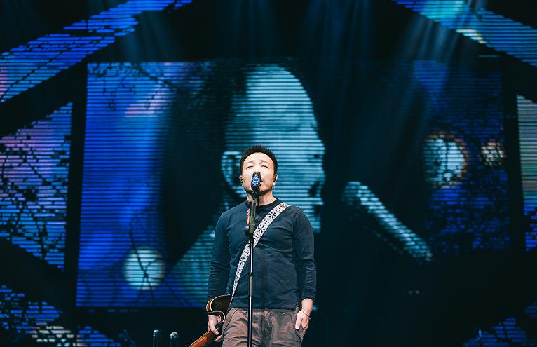 奋力跳到音响上唱歌,这大概是许巍这几年最燃的一次现场了!