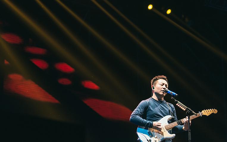 奋力跳到音响上唱歌,这大概是许巍这几年最燃的一次现场了!