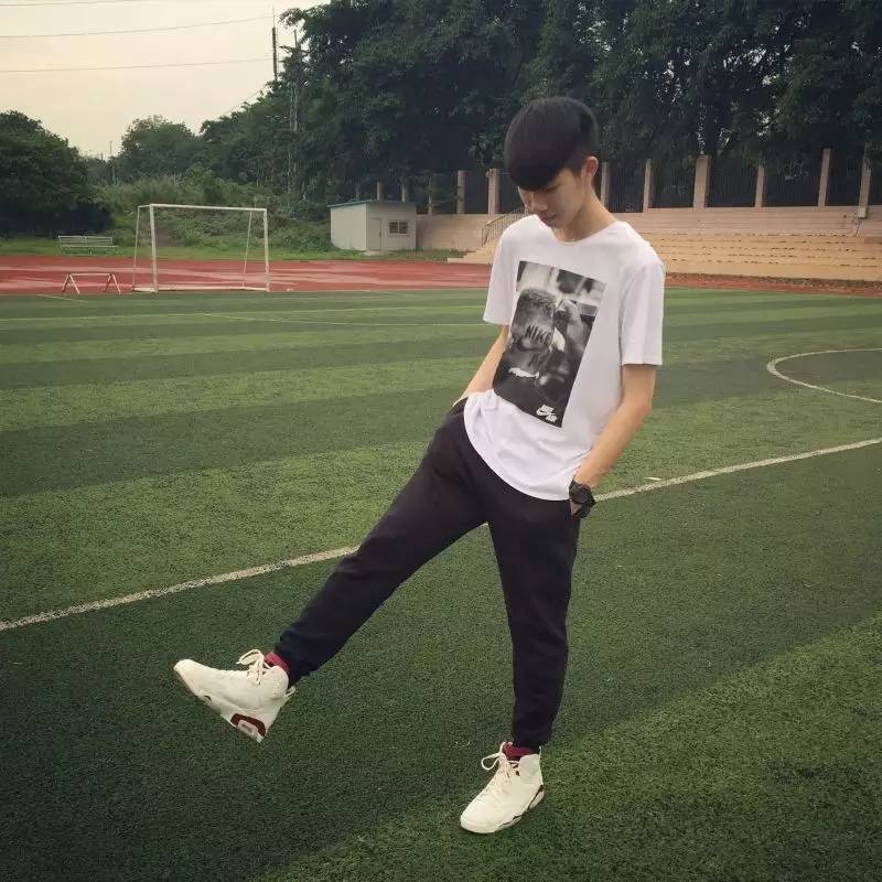 买过厂鞋，做过编辑，见证本土潮流变迁的他如今只留下这两色球鞋