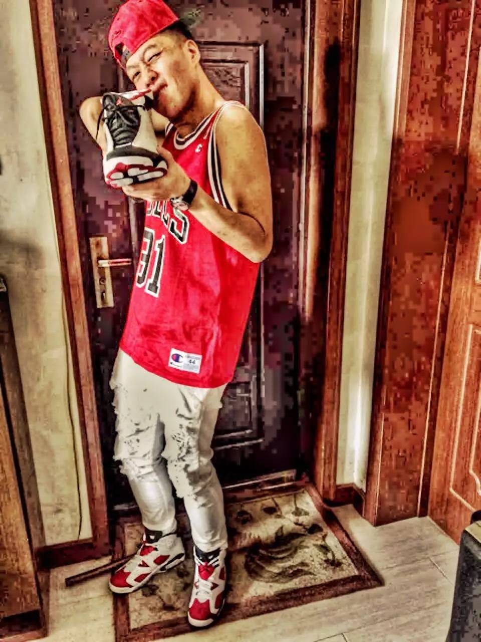 买过厂鞋，做过编辑，见证本土潮流变迁的他如今只留下这两色球鞋