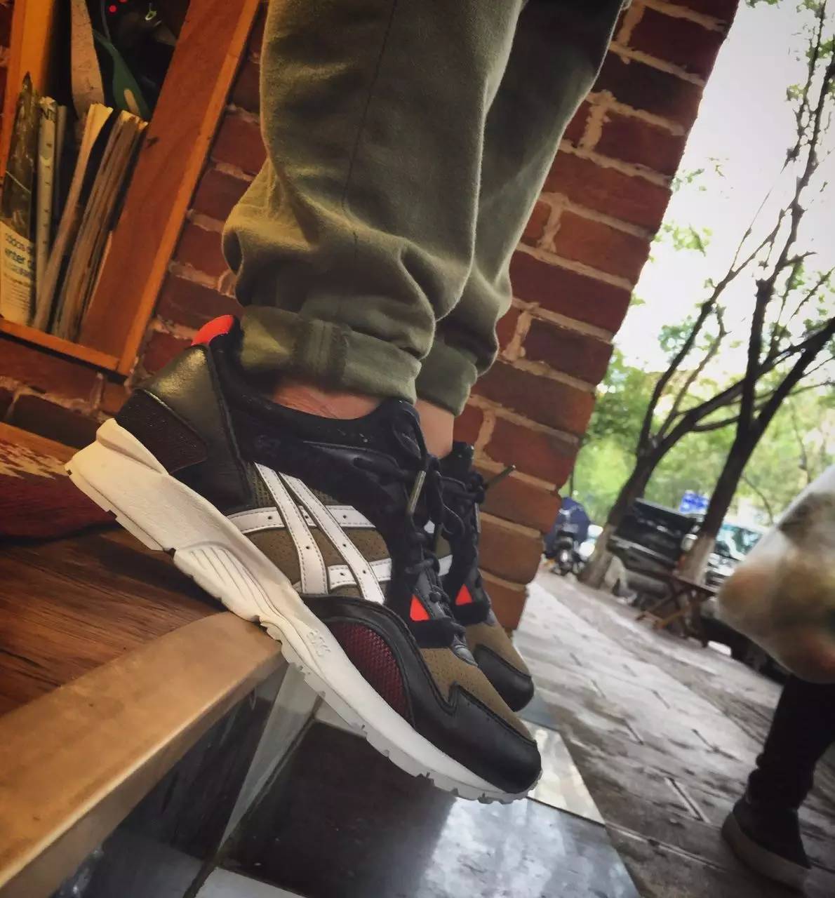 买过厂鞋，做过编辑，见证本土潮流变迁的他如今只留下这两色球鞋