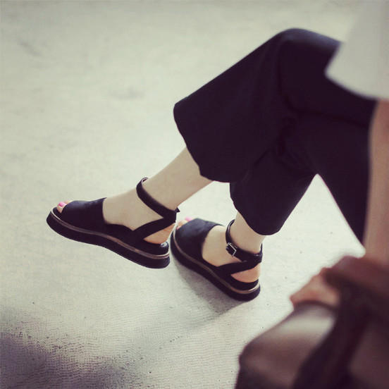 网红超火法式厚底凉鞋,学生平底凉鞋女2022爆款洋气