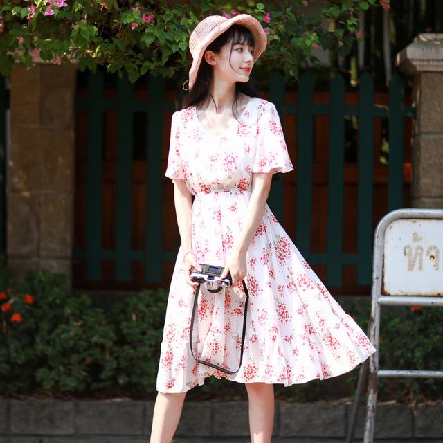 爱上文艺风雪纺连衣裙气质减龄,雪纺连衣裙既显女人味又时尚