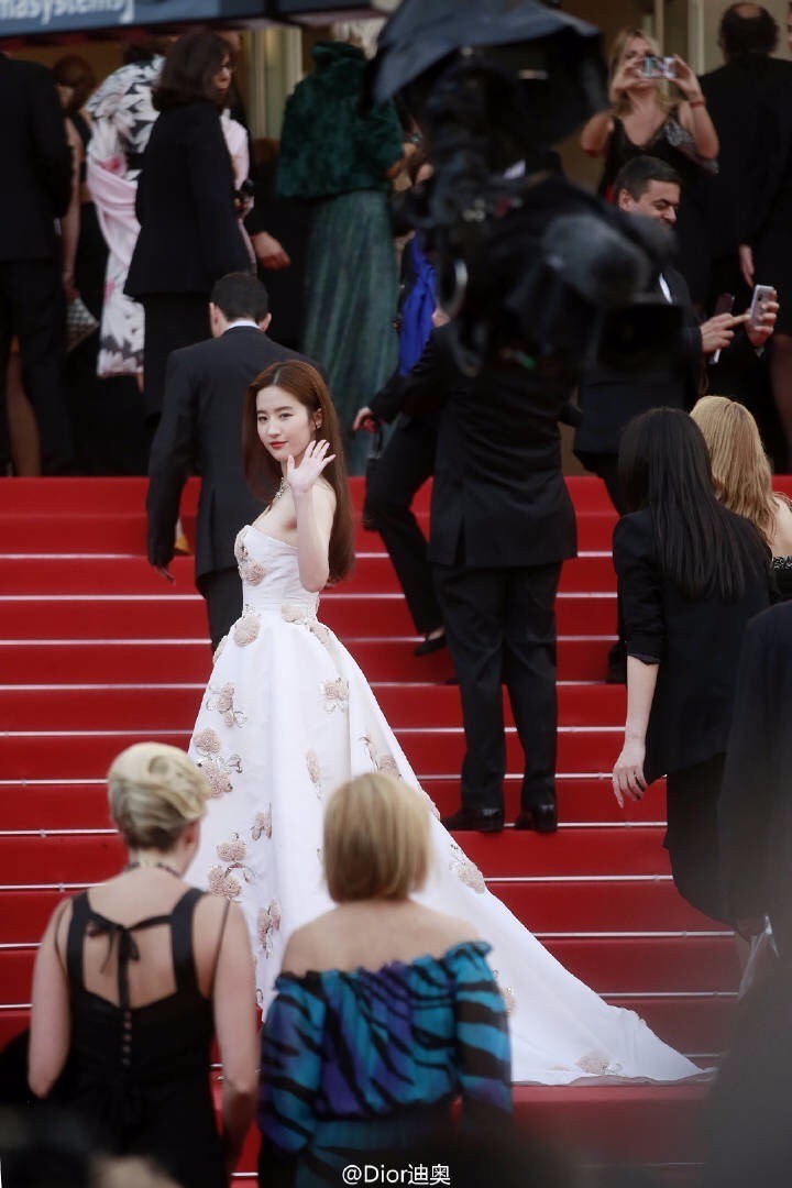 戛纳红毯|照这个趋势，村口剃头王大爷都可以出征戛纳了！