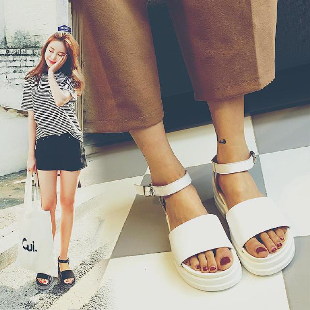 网红超火法式厚底凉鞋,学生平底凉鞋女2022爆款洋气