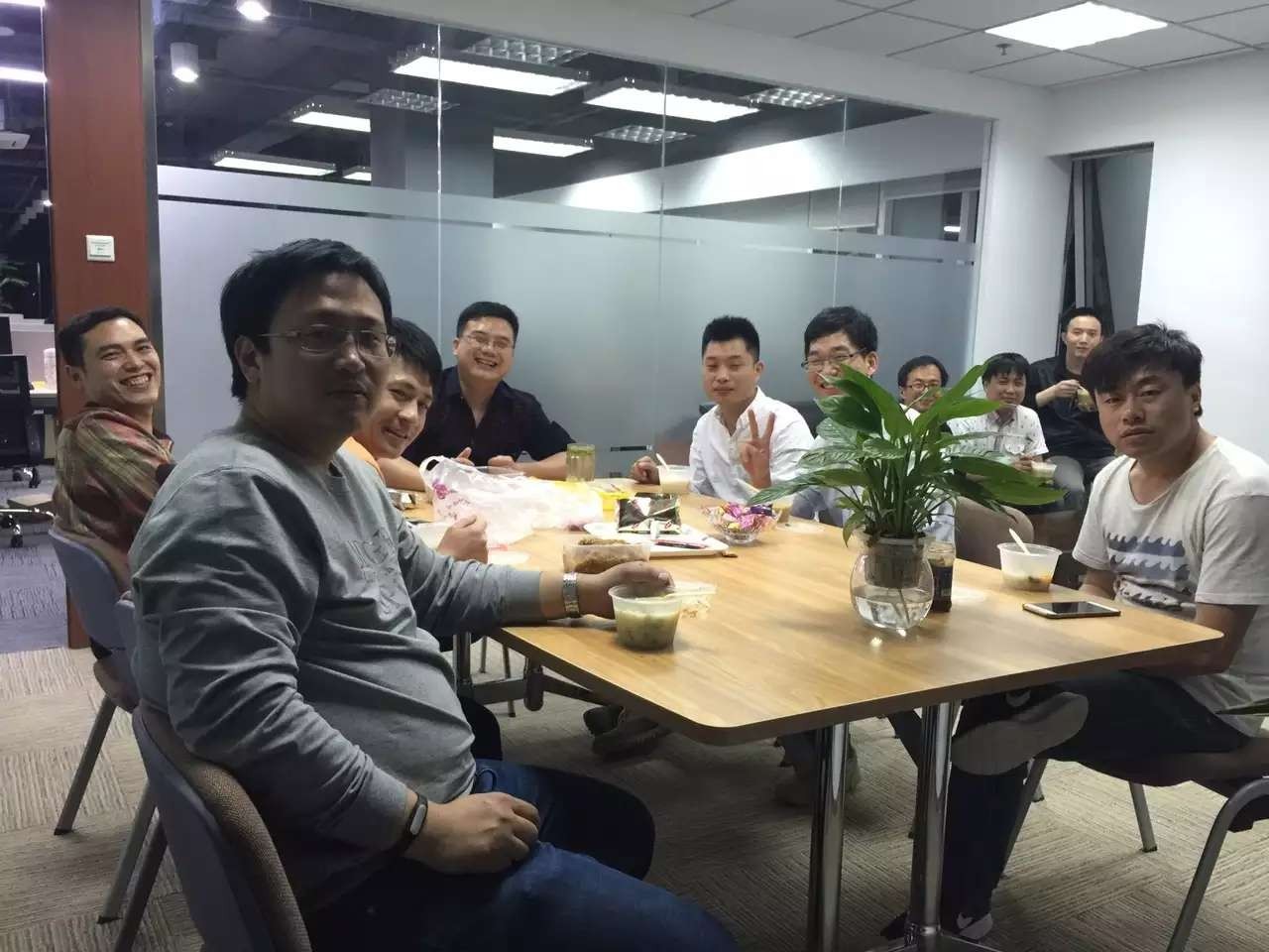 融资1500万他用微信消灭痛苦的办公场景方便100万员工考勤报销领工资