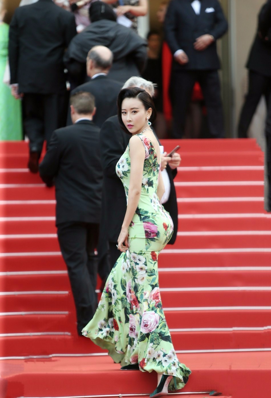 戛纳红毯|照这个趋势，村口剃头王大爷都可以出征戛纳了！