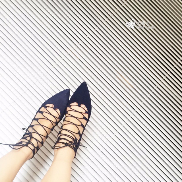 今年夏天流行的绑带鞋,今年流行绑带鞋