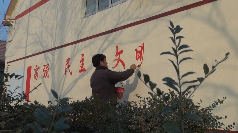 厉害了我的哥！莒县农民手绘墙上标语年赚十几万！