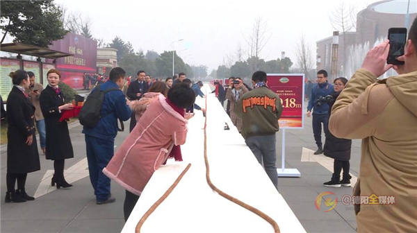 中国雪茄首个“世界之最”全长119.18米雪茄烟在什邡诞生