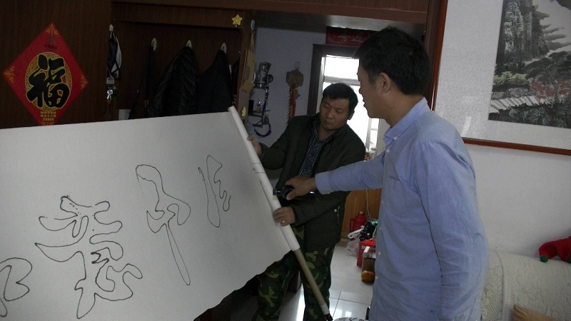 厉害了我的哥！莒县农民手绘墙上标语年赚十几万！