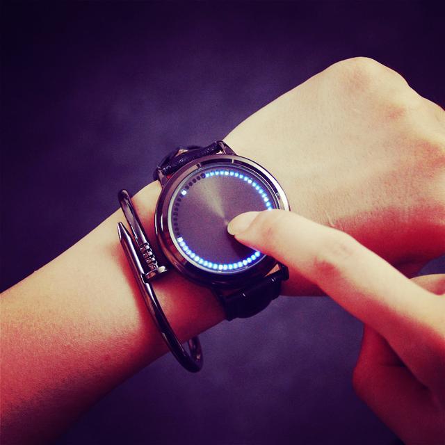 男士戴方形手表还是圆形手表,30左右男士戴什么手表