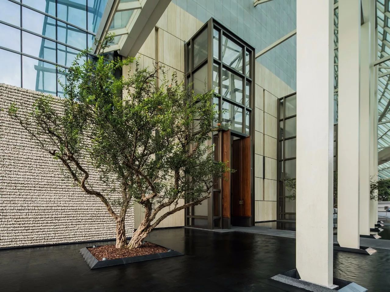 ccd香港郑中设计事务所待遇,ccd郑中设计环球中心