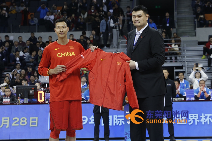 姚明给易建联颁发球衣视频,姚明为易建联发荣誉战袍