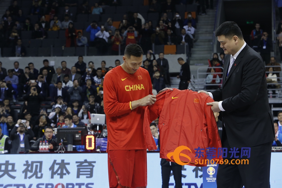 姚明给易建联颁发球衣视频,姚明为易建联发荣誉战袍