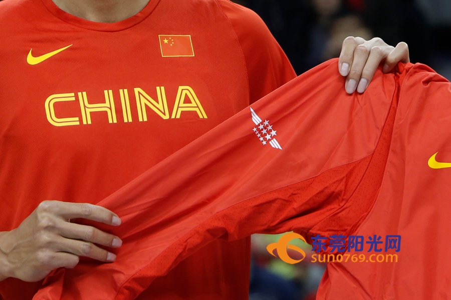 姚明给易建联颁发球衣视频,姚明为易建联发荣誉战袍