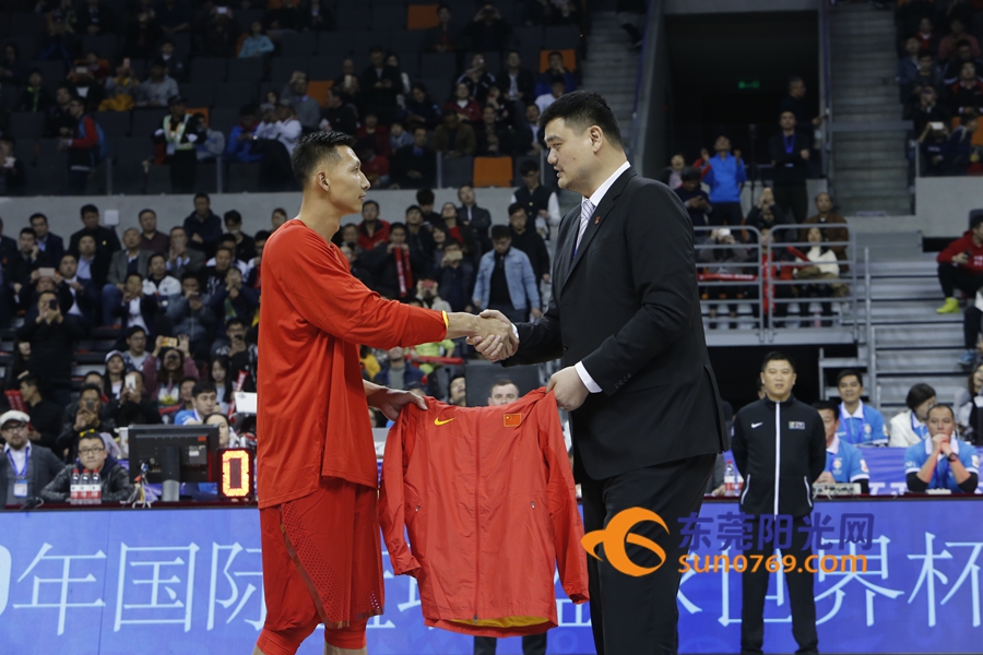 姚明给易建联颁发球衣视频,姚明为易建联发荣誉战袍