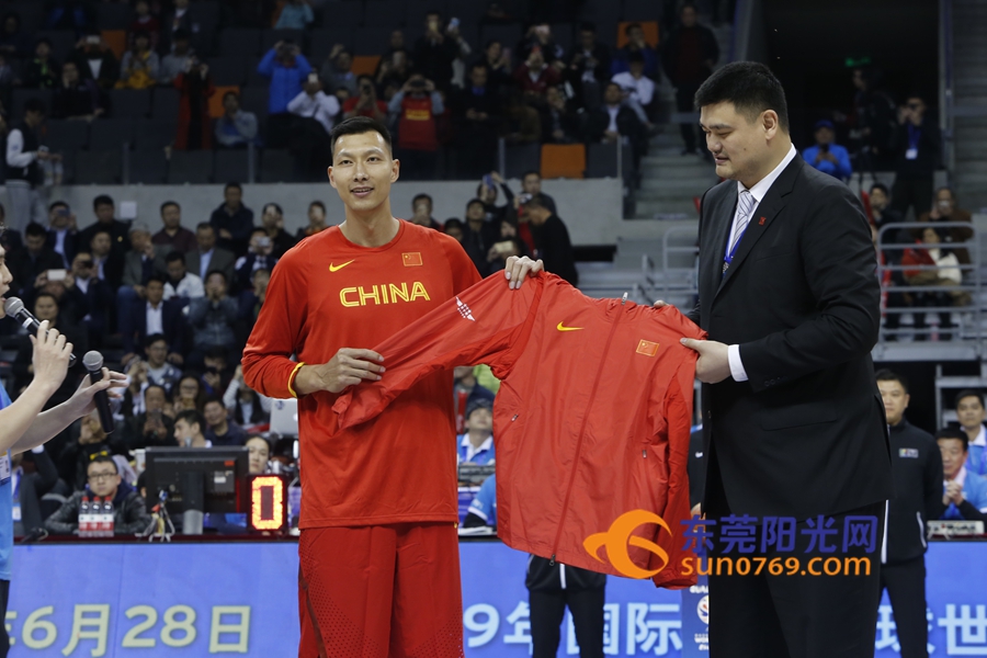 姚明给易建联颁发球衣视频,姚明为易建联发荣誉战袍