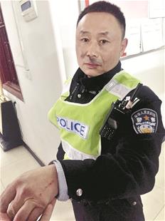 男子车着火呼救交警救妻儿,货车起火男子二话不说上前救火