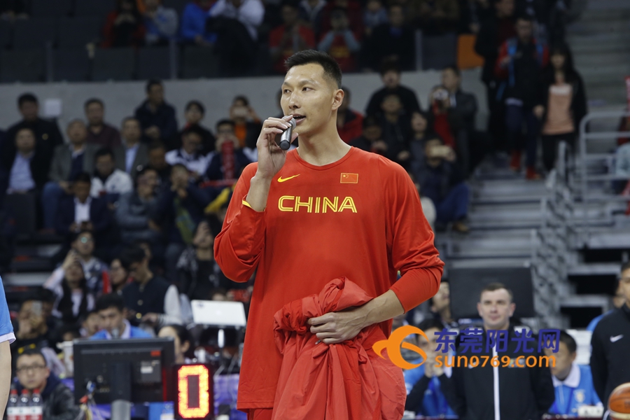 姚明给易建联颁发球衣视频,姚明为易建联发荣誉战袍