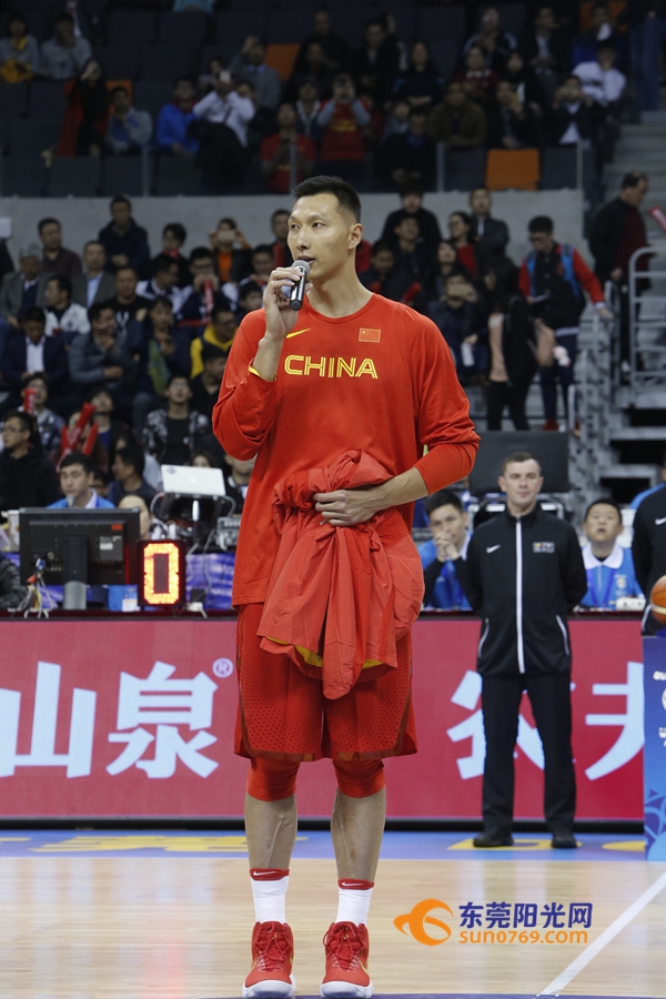 姚明给易建联颁发球衣视频,姚明为易建联发荣誉战袍