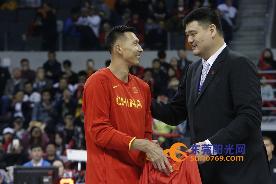 姚明给易建联颁发球衣视频,姚明为易建联发荣誉战袍