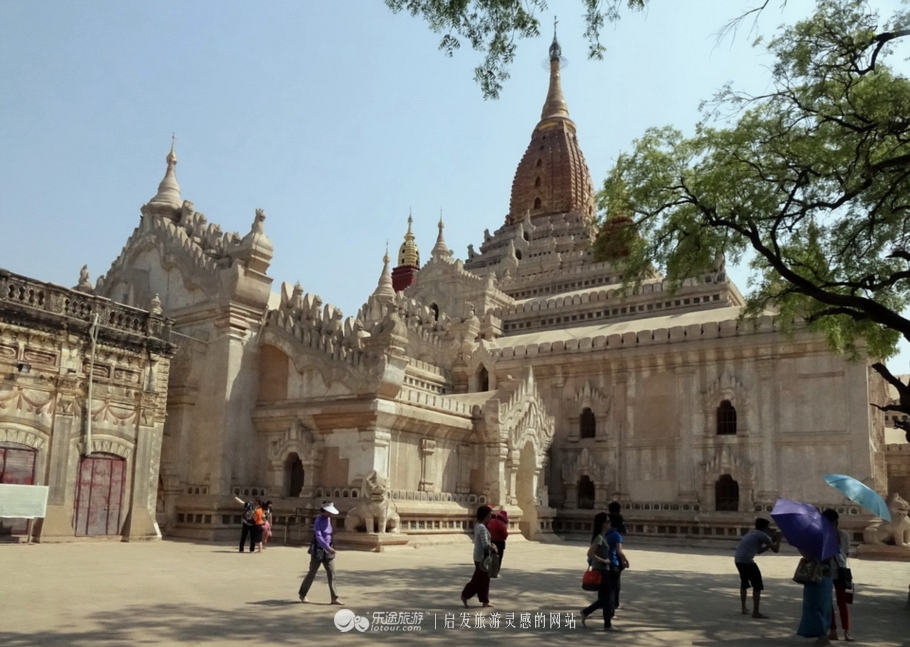 万千佛塔卧夕烟,十里浮屠一望间