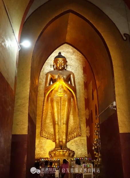 万千佛塔卧夕烟,十里浮屠一望间