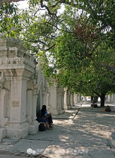 万千佛塔卧夕烟,十里浮屠一望间