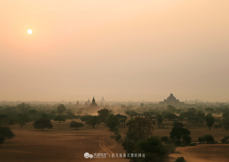 万千佛塔卧夕烟,十里浮屠一望间