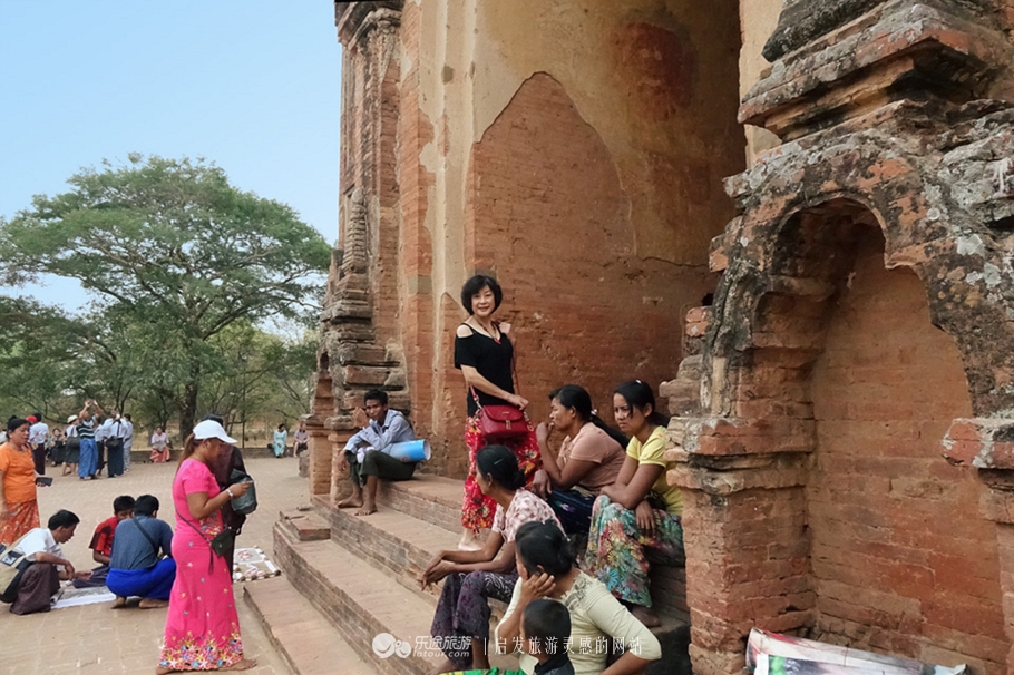 万千佛塔卧夕烟,十里浮屠一望间