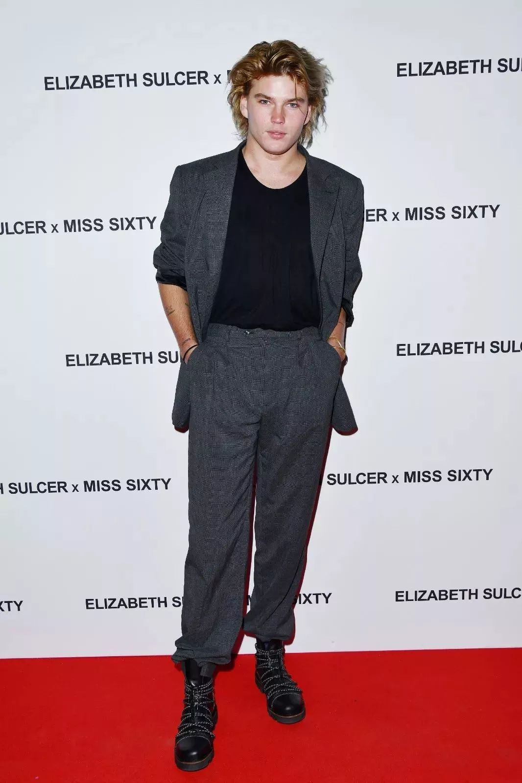 “石头姐”、“黄金芭比”现身ELIZABETHSULCERxMISSSIXTY系列发布派对，演绎示范及穿搭！