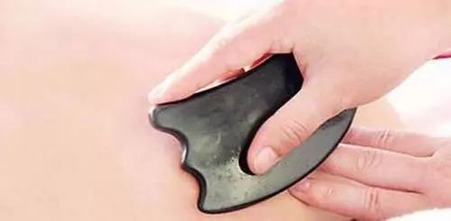 阿娇刮痧后背效果,阿娇被吓哭