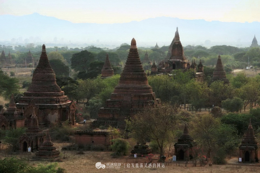 万千佛塔卧夕烟,十里浮屠一望间