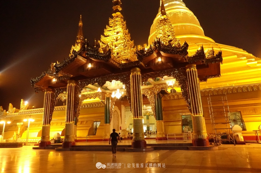 万千佛塔卧夕烟,十里浮屠一望间