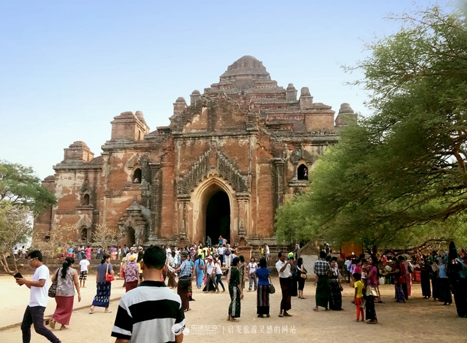 万千佛塔卧夕烟,十里浮屠一望间