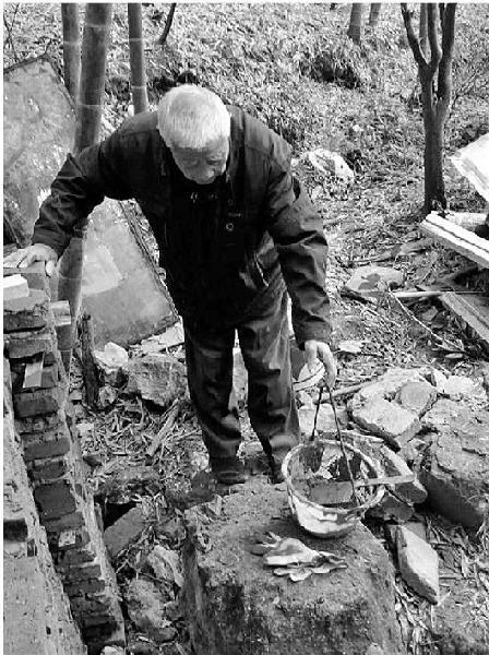 8旬老人被困深井消防部门,8旬老人守护山泉