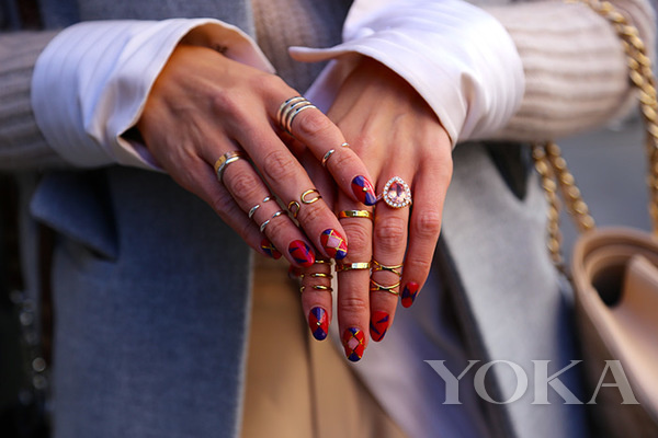 ins上最火的戒指叠戴方法,素圈粗戒指叠搭戴法