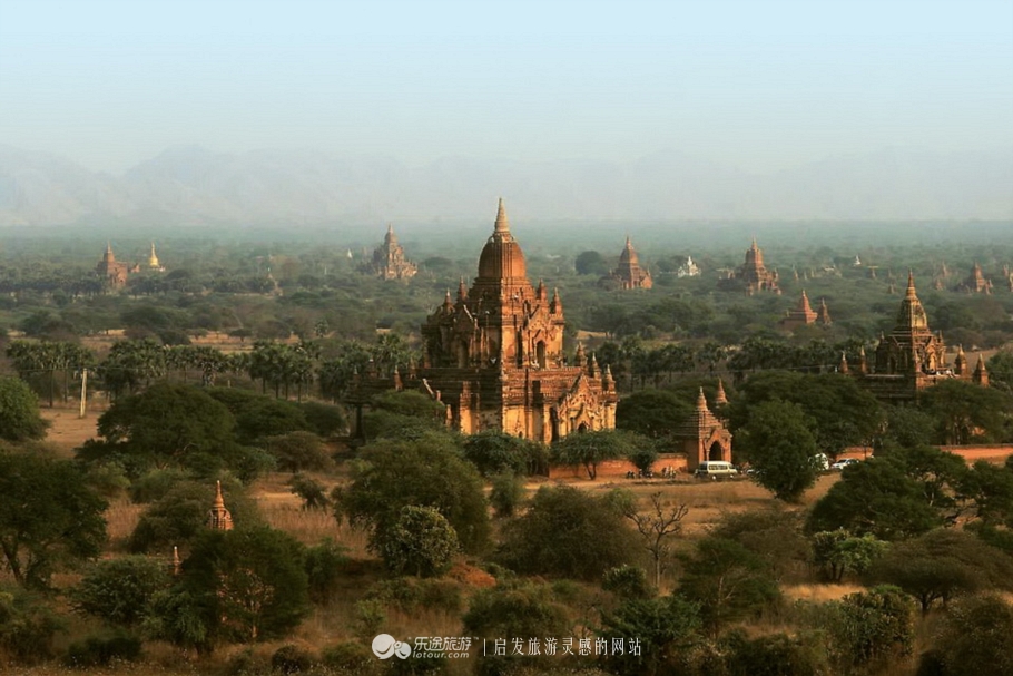 万千佛塔卧夕烟,十里浮屠一望间