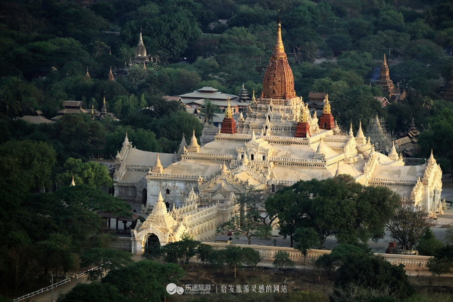 万千佛塔卧夕烟,十里浮屠一望间