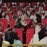 女子看电影时玩手机,女子看电影玩手机