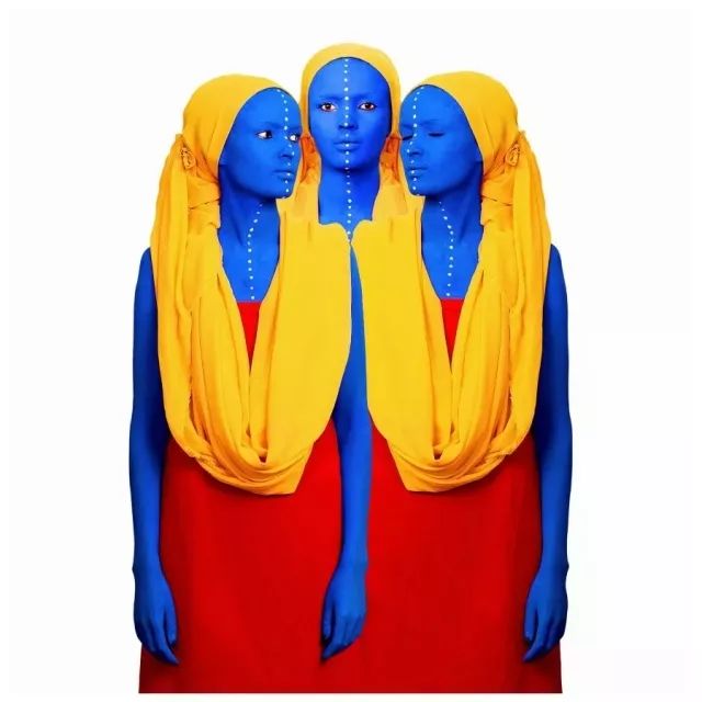 这些令人触目惊心的色彩背后，隐喻着一个国度屈辱的历史