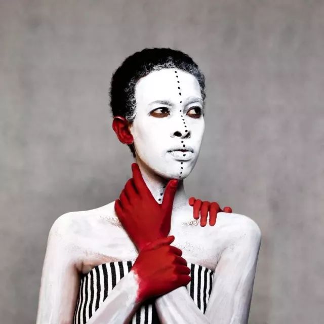 这些令人触目惊心的色彩背后，隐喻着一个国度屈辱的历史