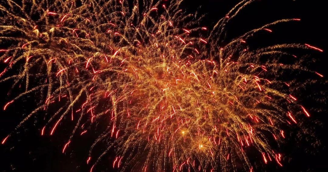 美爆了广州小蛮腰夜景,美爆了的紫色烟花