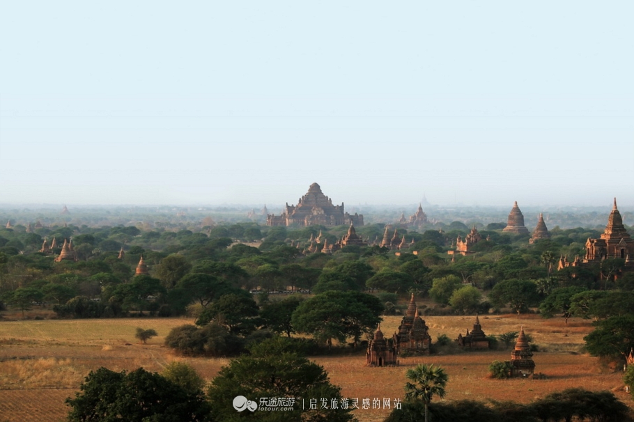 万千佛塔卧夕烟,十里浮屠一望间