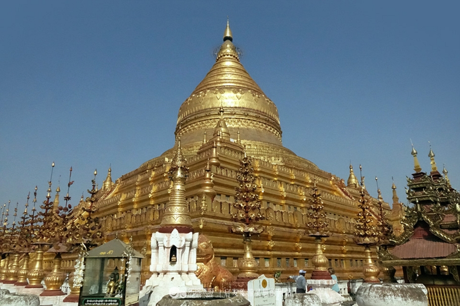 万千佛塔卧夕烟,十里浮屠一望间