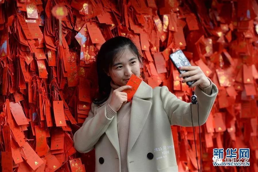 元宵节对着天空的孔明灯许个愿,元宵节放孔明灯怎么许愿