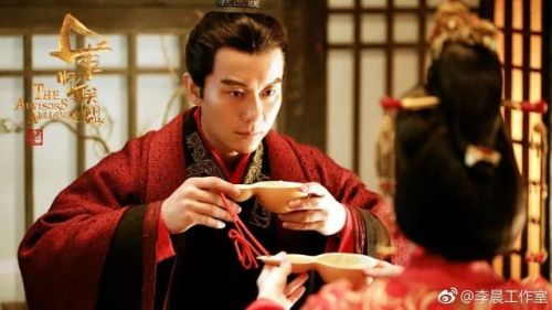 喜公公亲吻儿媳，到底是“传统”还是陋习？