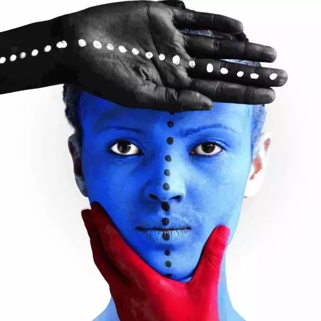 这些令人触目惊心的色彩背后，隐喻着一个国度屈辱的历史